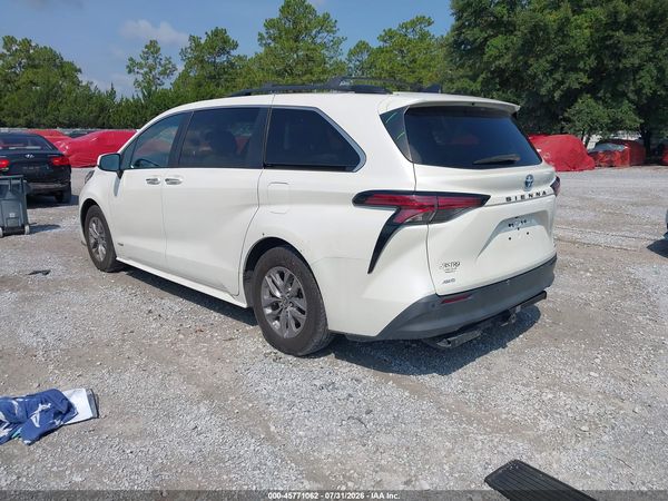 2021 TOYOTA SIENNA XLE — I3