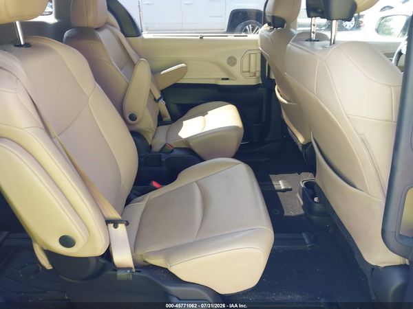 2021 TOYOTA SIENNA XLE — I8