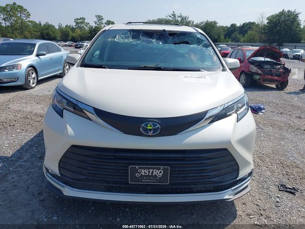 2021 TOYOTA SIENNA XLE — I115