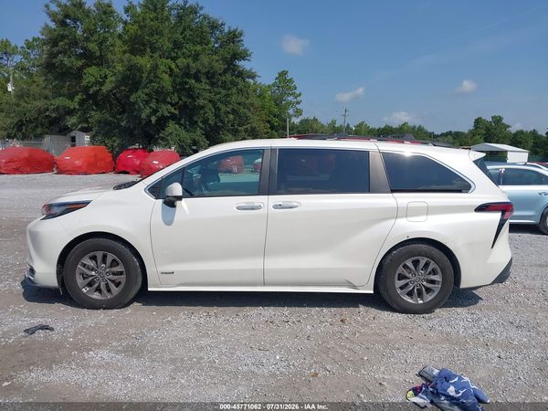 2021 TOYOTA SIENNA XLE — I117