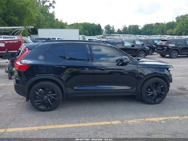 2022 VOLVO XC40 T5 R-DESIGN