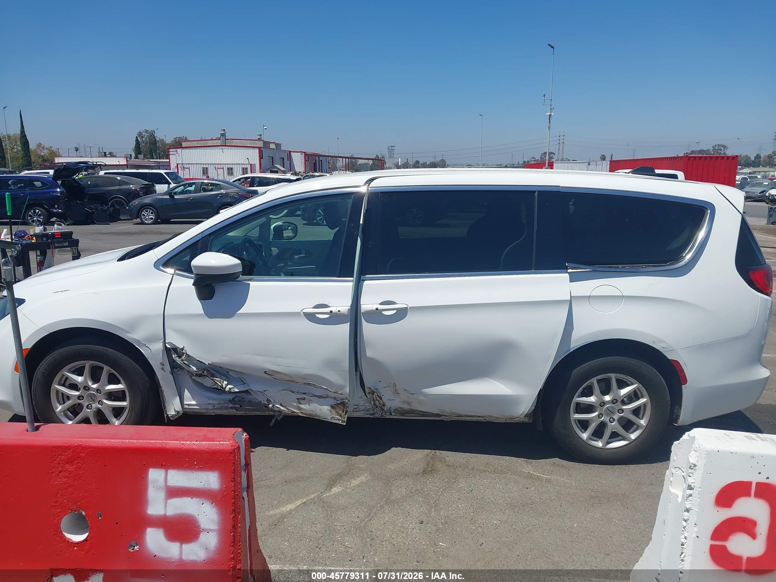 2022 CHRYSLER VOYAGER LX
