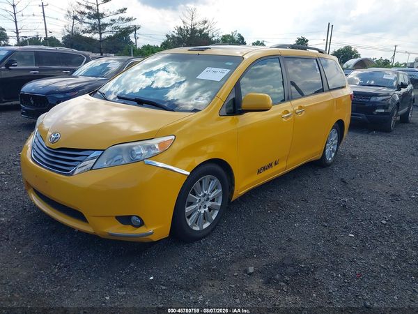 2015 TOYOTA SIENNA — I2