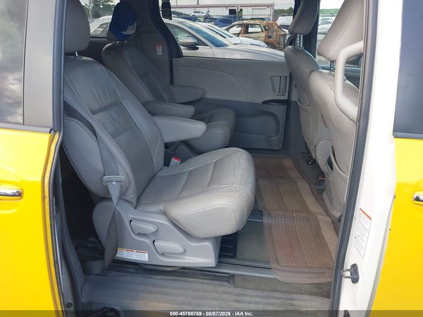 2015 TOYOTA SIENNA XLE PREMIUM 7 PASSENGER — I8