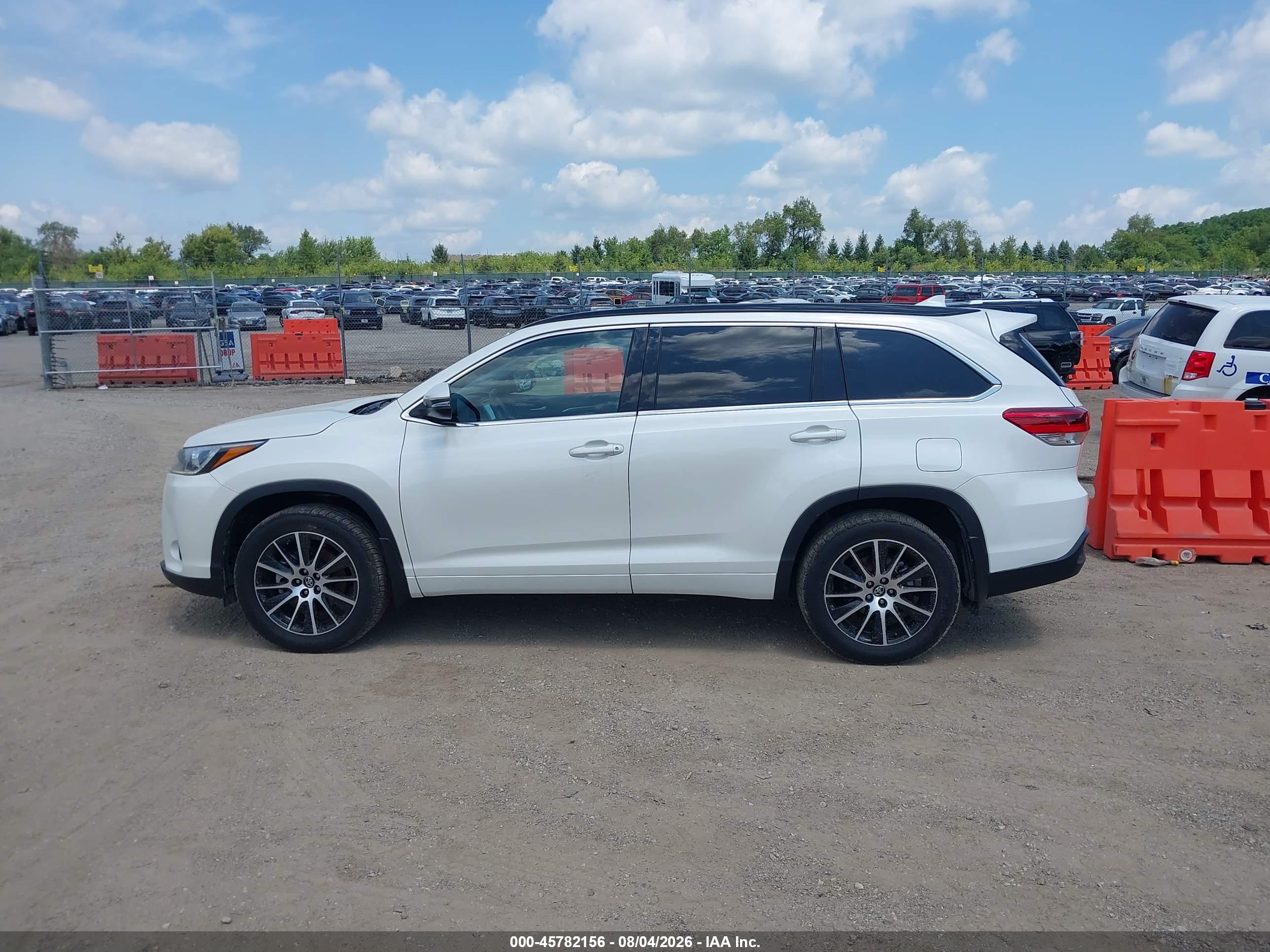 2017 TOYOTA HIGHLANDER SE