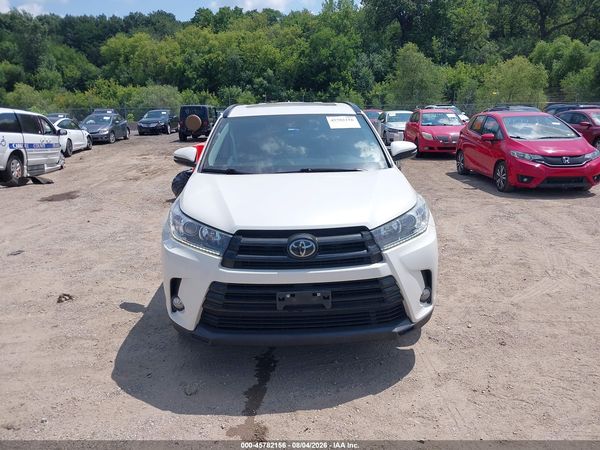2017 TOYOTA HIGHLANDER SE