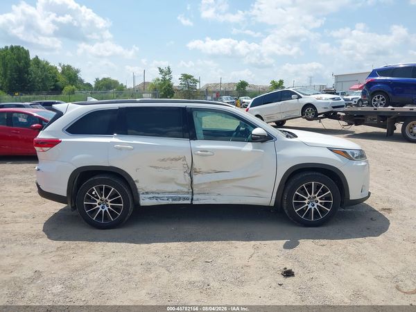2017 TOYOTA HIGHLANDER SE