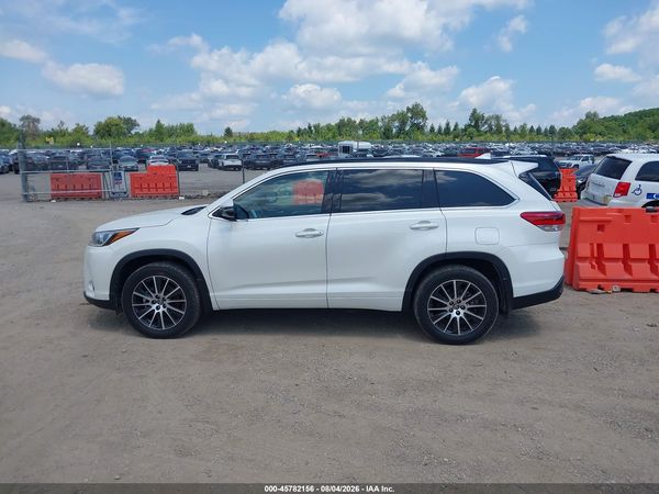 2017 TOYOTA HIGHLANDER SE