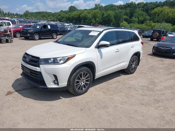 2017 TOYOTA HIGHLANDER SE