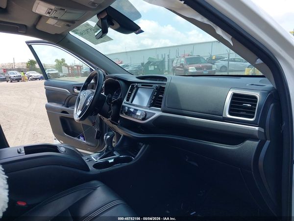 2017 TOYOTA HIGHLANDER SE
