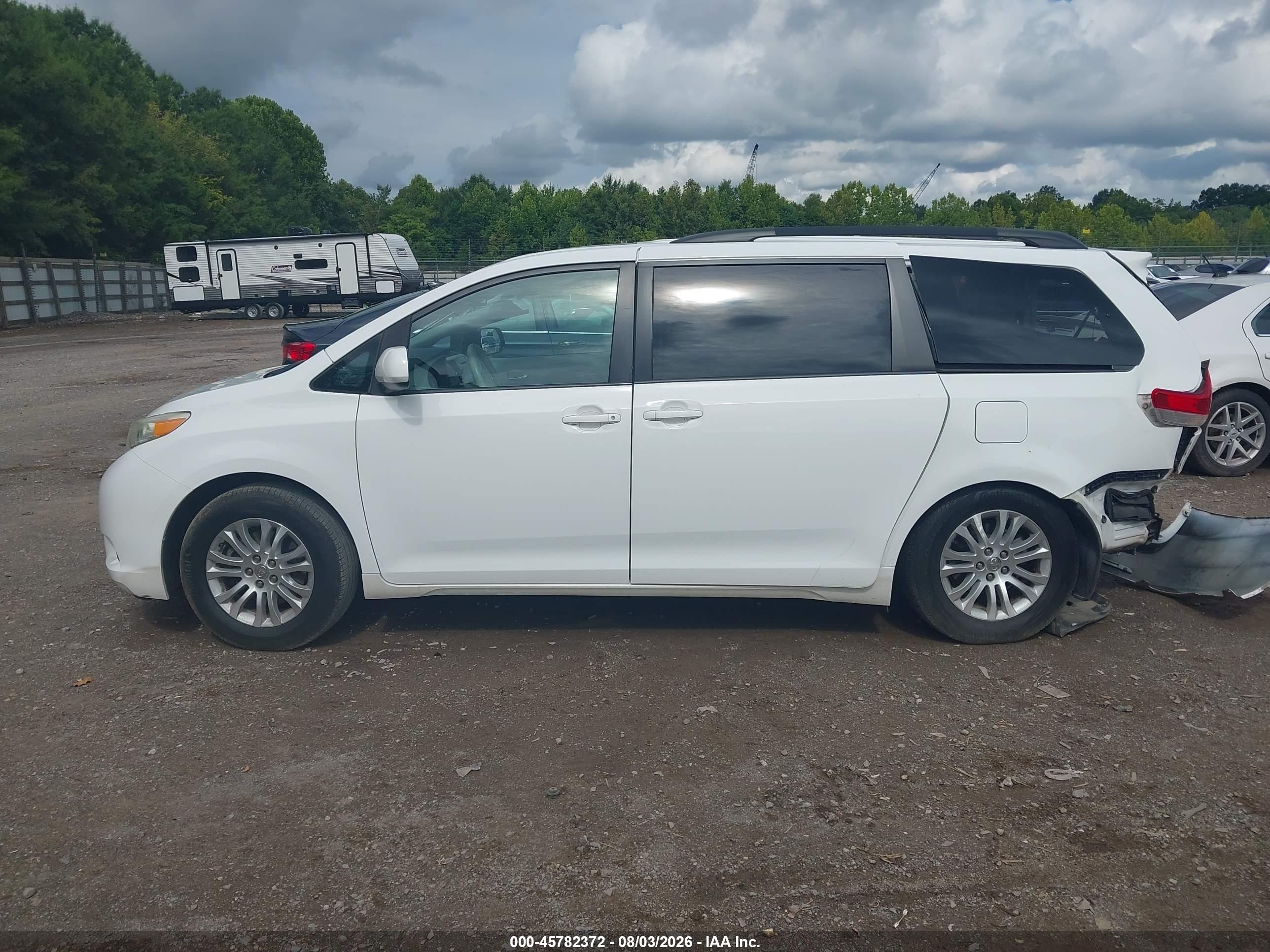 2014 TOYOTA SIENNA XLE V6 8 PASSENGER