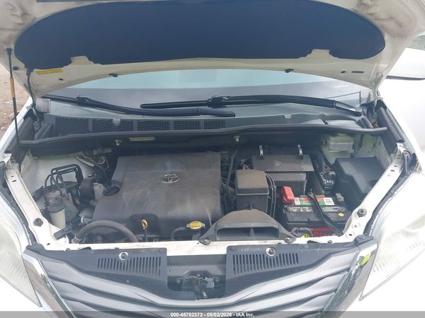 2014 TOYOTA SIENNA XLE V6 8 PASSENGER