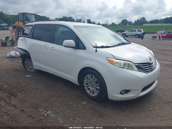 2014 TOYOTA SIENNA XLE V6 8 PASSENGER