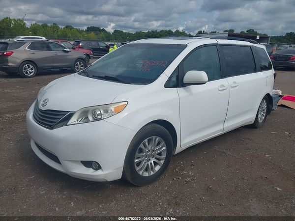 2014 TOYOTA SIENNA XLE V6 8 PASSENGER