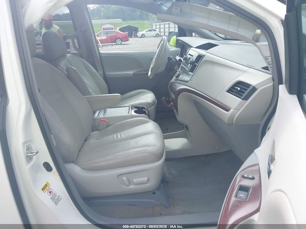 2014 TOYOTA SIENNA XLE V6 8 PASSENGER