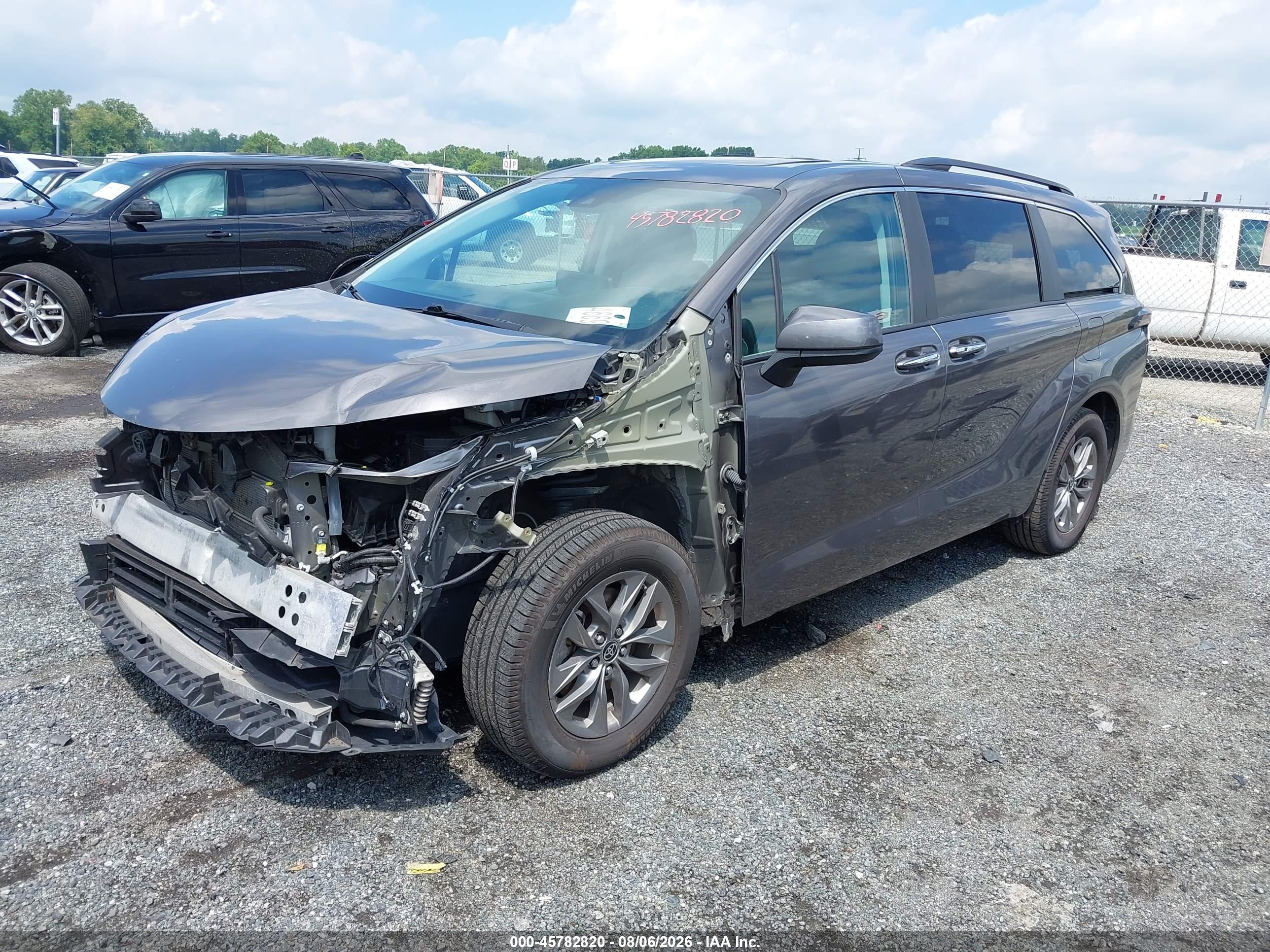 2024 TOYOTA SIENNA XLE — I2