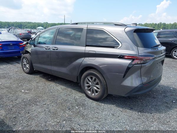 2024 TOYOTA SIENNA XLE — I3
