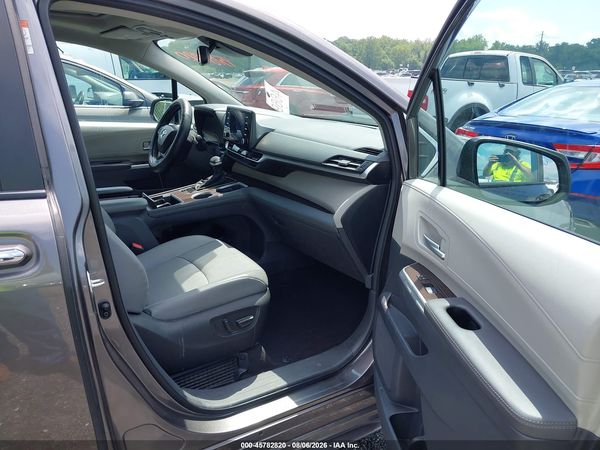 2024 TOYOTA SIENNA XLE — I5