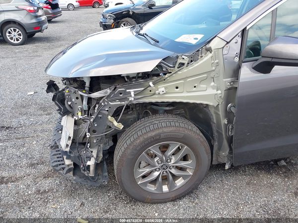 2024 TOYOTA SIENNA XLE — I6