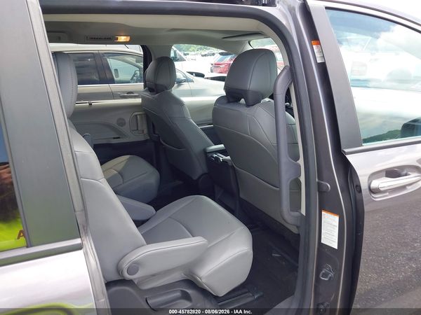 2024 TOYOTA SIENNA XLE — I8