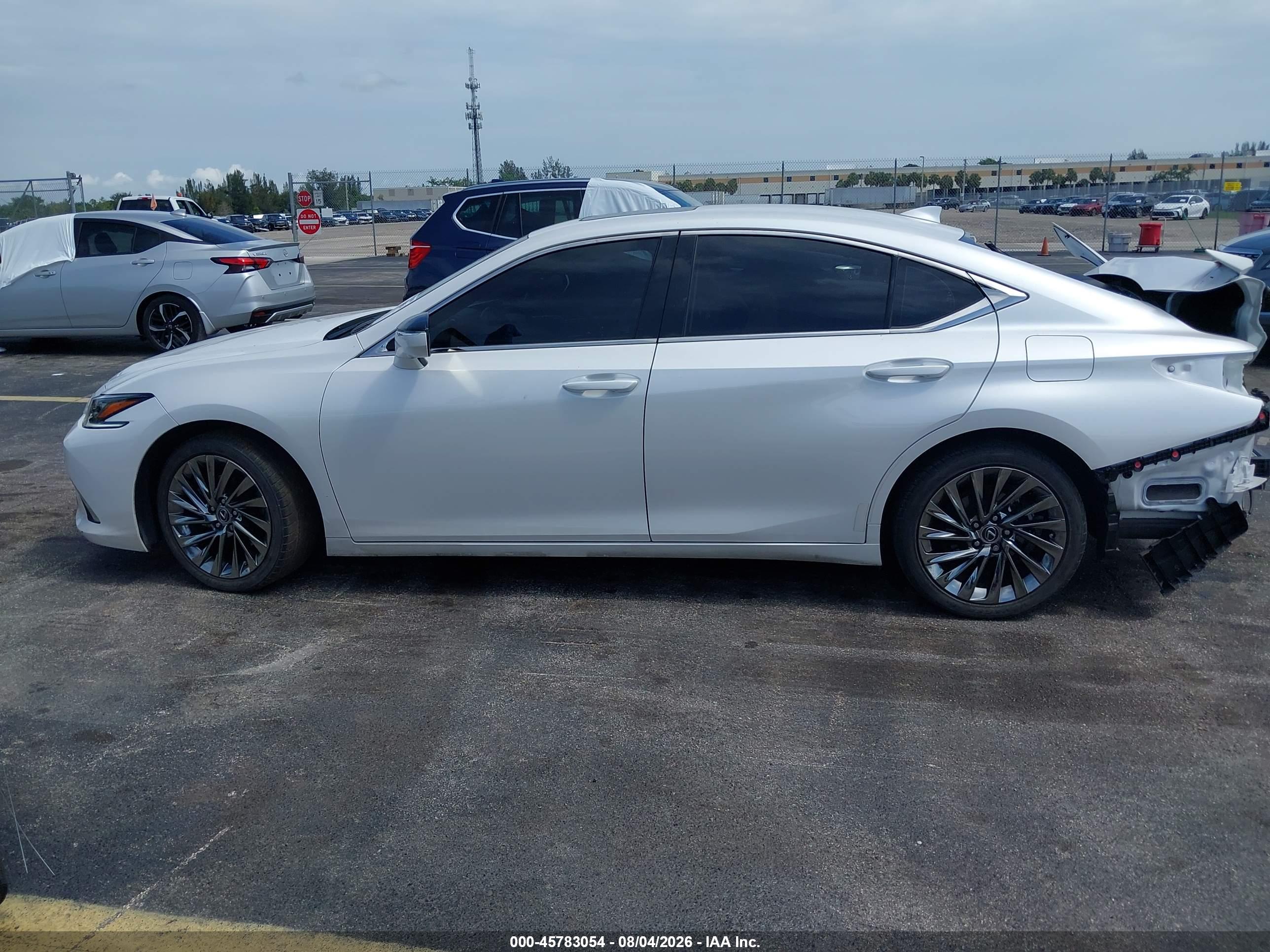 2025 LEXUS ES 300H ULTRA LUXURY