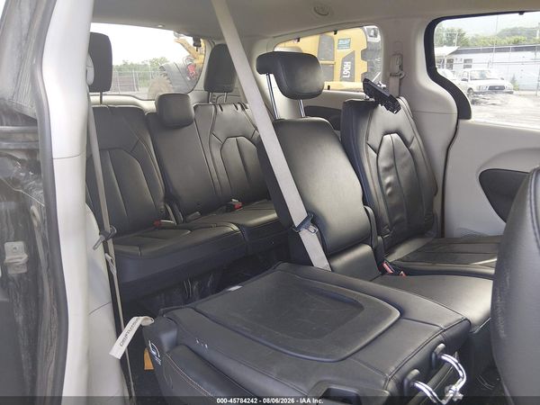 2020 CHRYSLER PACIFICA TOURING L — I8