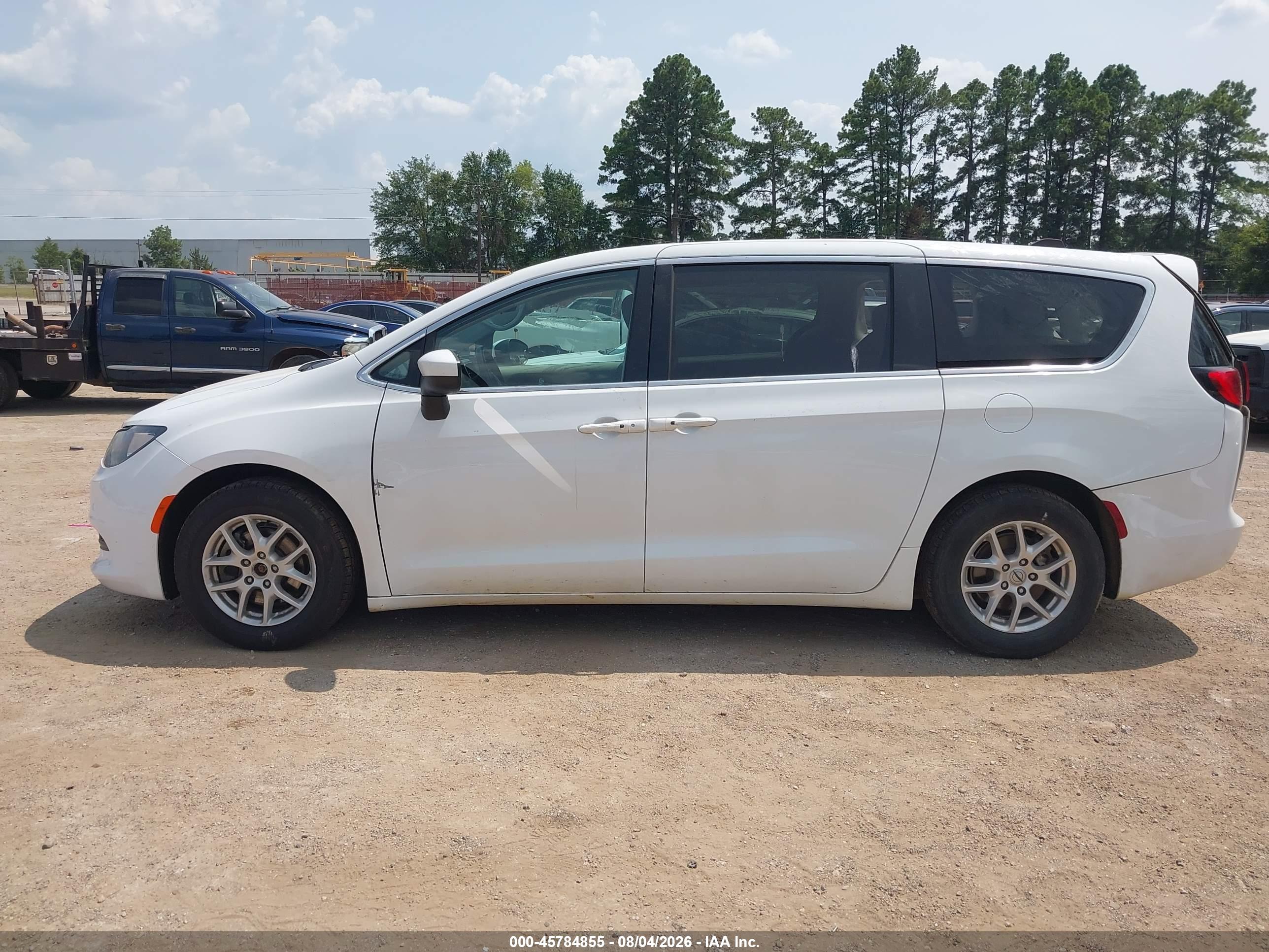 2023 CHRYSLER VOYAGER LX