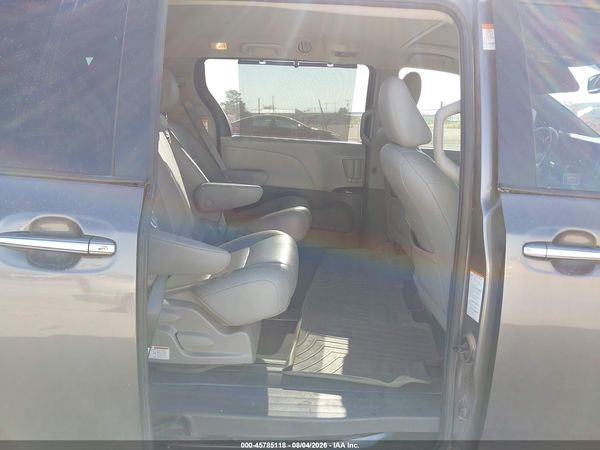 2020 TOYOTA SIENNA XLE