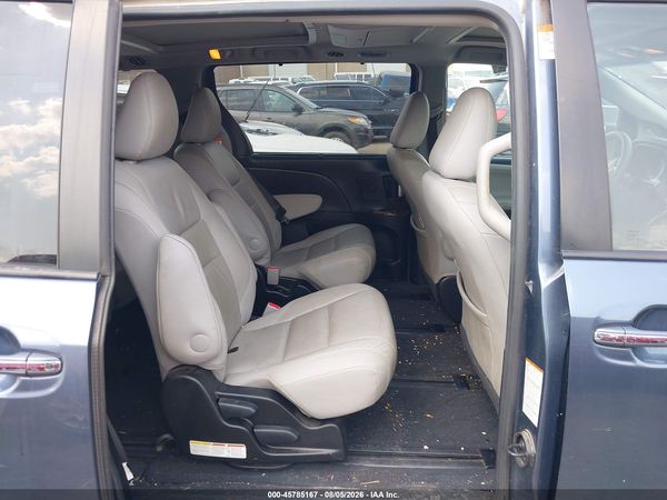 2017 TOYOTA SIENNA — I8