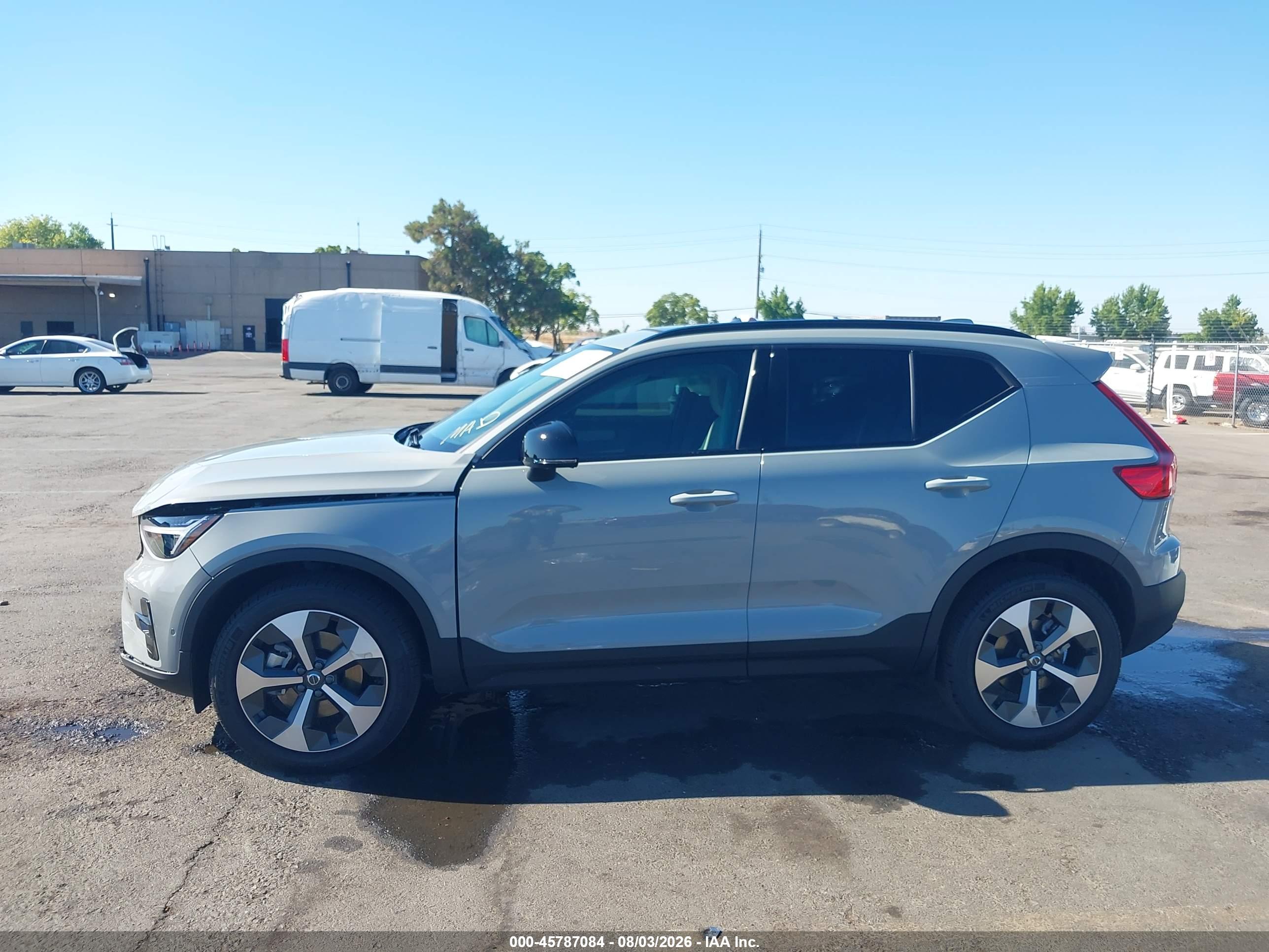 2026 VOLVO XC40