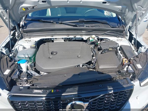 2026 VOLVO XC40