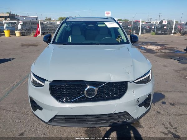 2026 VOLVO XC40