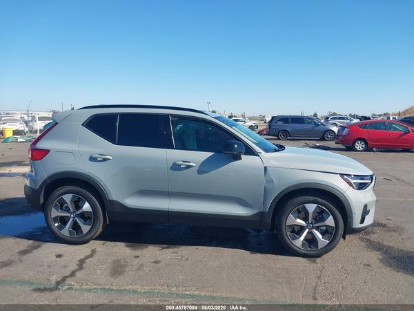 2026 VOLVO XC40