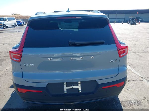 2026 VOLVO XC40