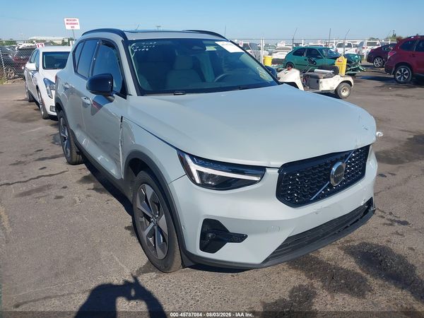 2026 VOLVO XC40