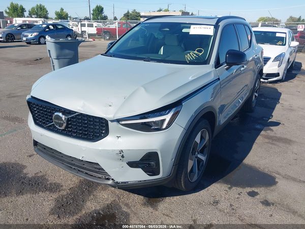 2026 VOLVO XC40