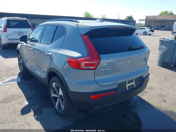 2026 VOLVO XC40