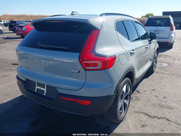2026 VOLVO XC40