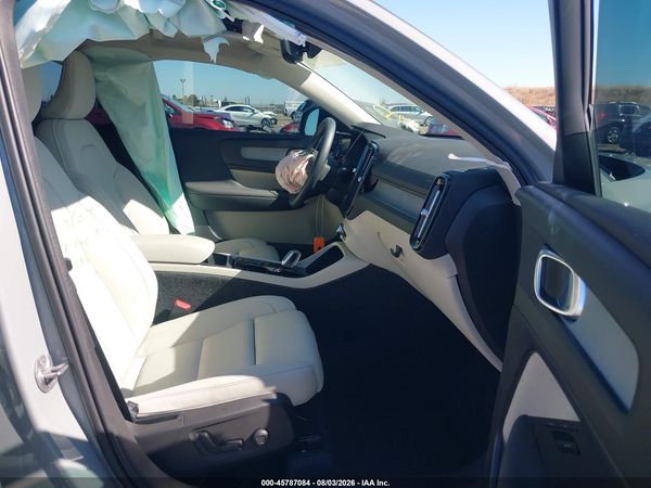2026 VOLVO XC40