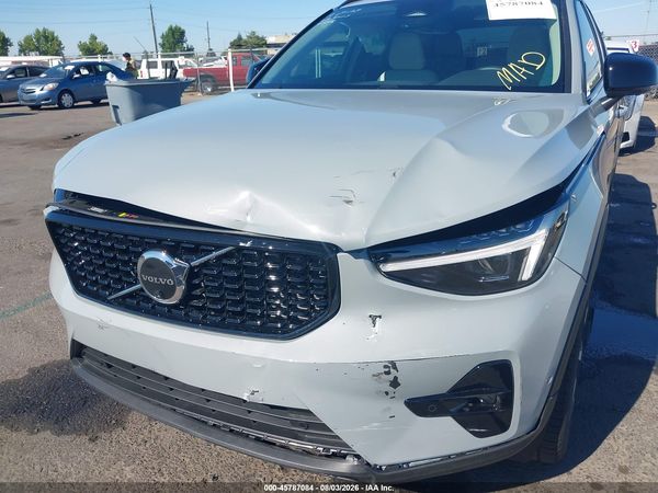 2026 VOLVO XC40