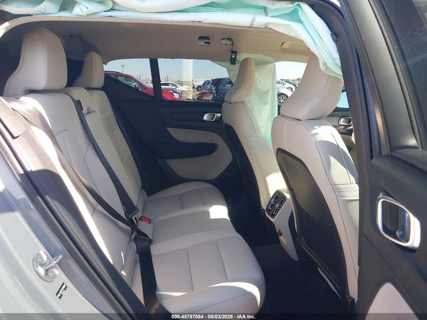 2026 VOLVO XC40