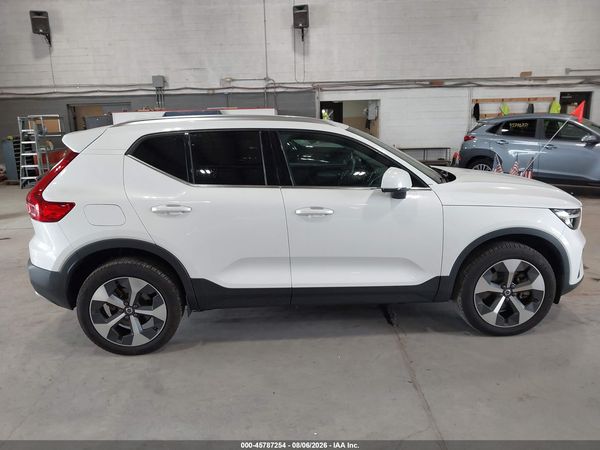 2025 VOLVO XC40 B5 CORE BRIGHT THEME
