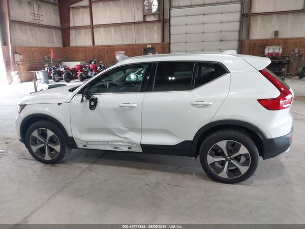 2025 VOLVO XC40 B5 CORE BRIGHT THEME