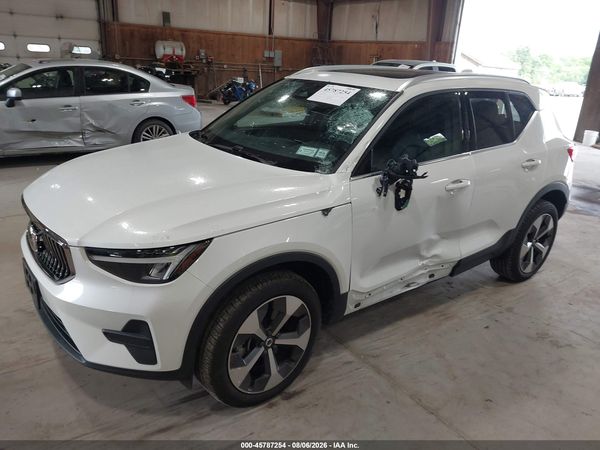 2025 VOLVO XC40 B5 CORE BRIGHT THEME
