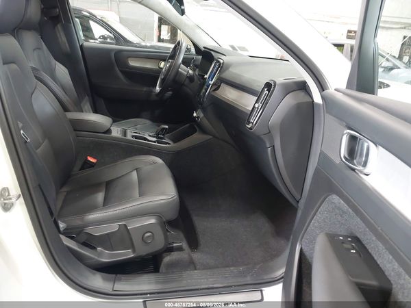 2025 VOLVO XC40 B5 CORE BRIGHT THEME