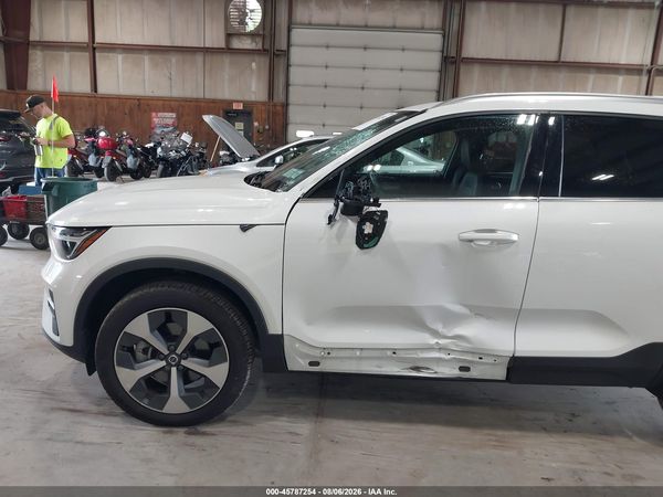 2025 VOLVO XC40 B5 CORE BRIGHT THEME