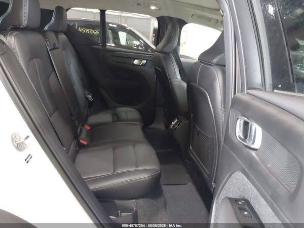 2025 VOLVO XC40 B5 CORE BRIGHT THEME