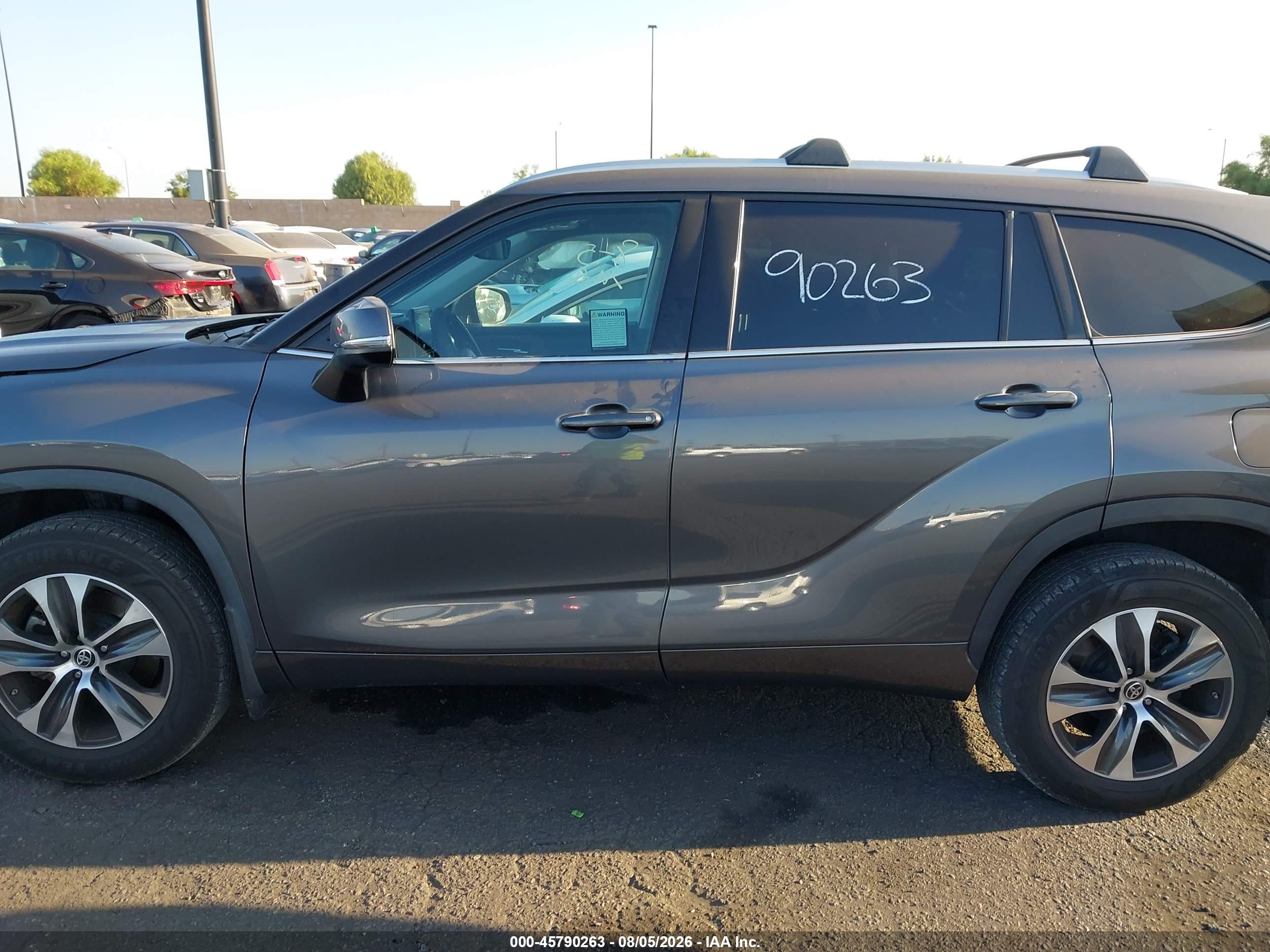 2022 TOYOTA HIGHLANDER XLE