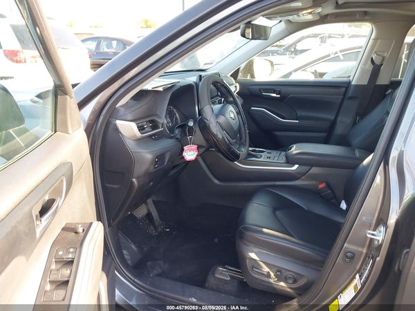 2022 TOYOTA HIGHLANDER XLE