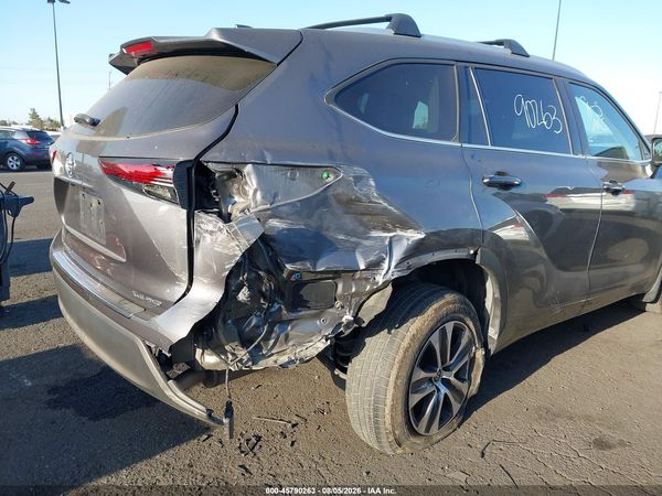 2022 TOYOTA HIGHLANDER XLE